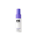 El champú seco K18 AirWash™, sin aerosol, equilibra el cuero cabell...